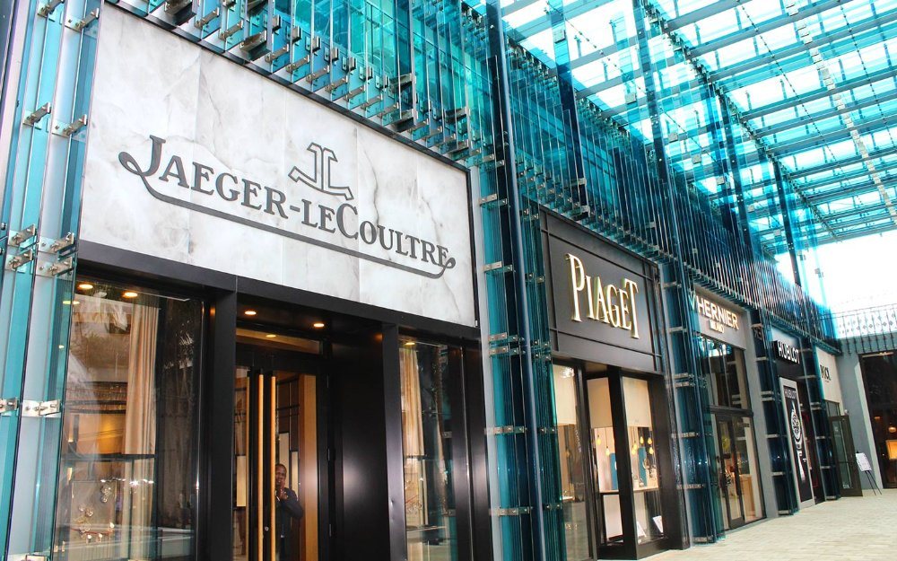 Galeria comercial de luxo com marcas internacionais.